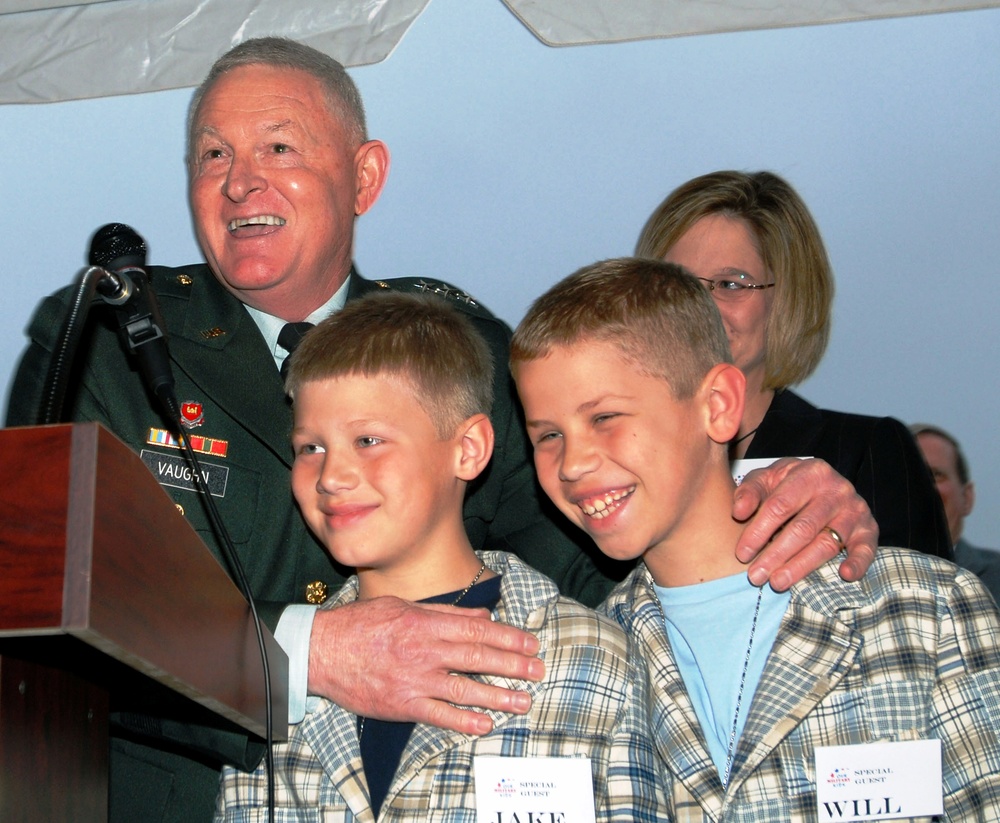 Army General Embraces Military Children Whose Father is Deployed