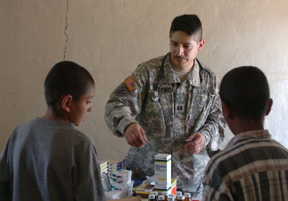 Army Medics Treat Hundreds of Iraqi Citizens in Busayefi