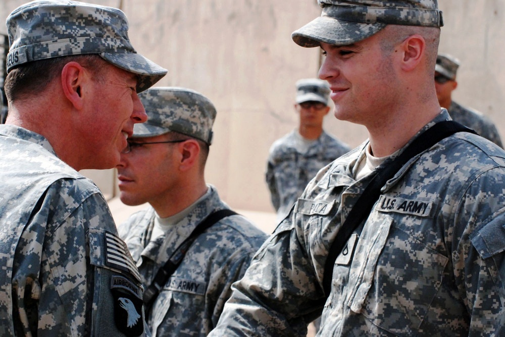 Petraeus Honors Soldier for Excellence in Iraq