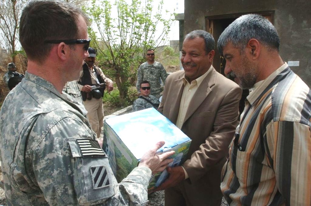 U.S. Army Officer Presents Gift to Iraqi Militia Leader