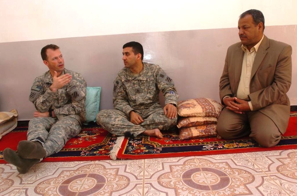 U.S. Army Officer Meets with Iraqi Militia Leader in Tuwaitha