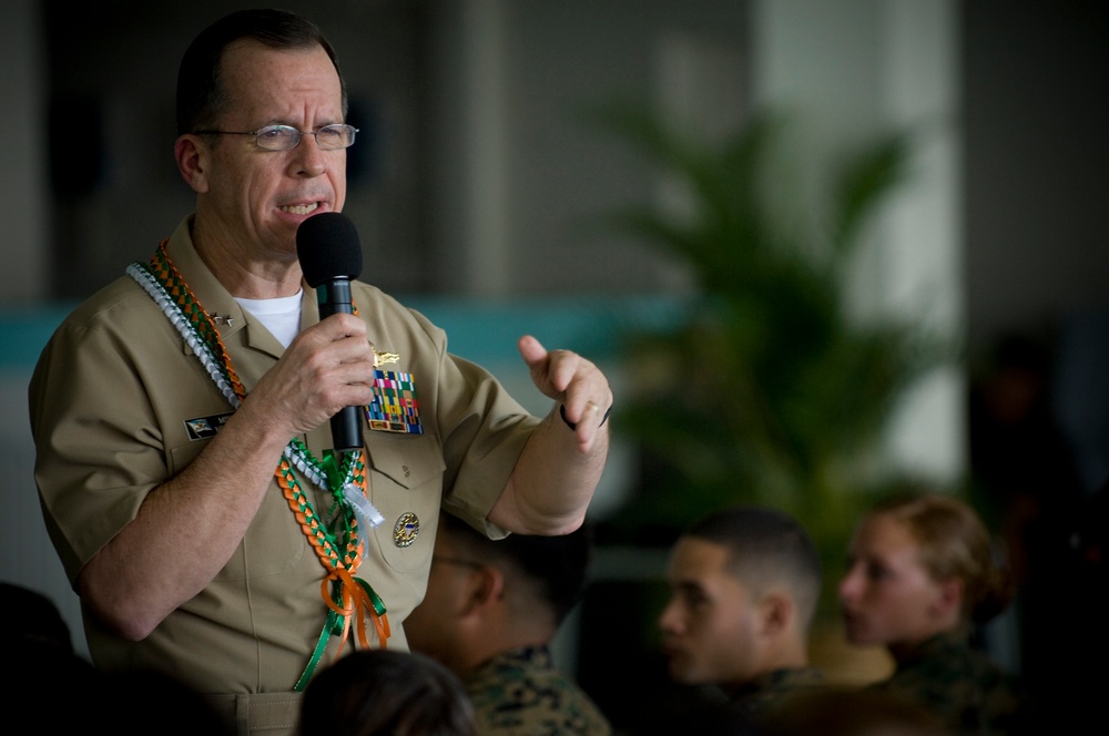 Mullen Addresses Troops at Hickam Air Force Base