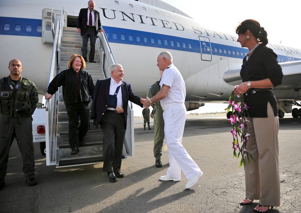Gates Visits Pacific Command in Hawaii