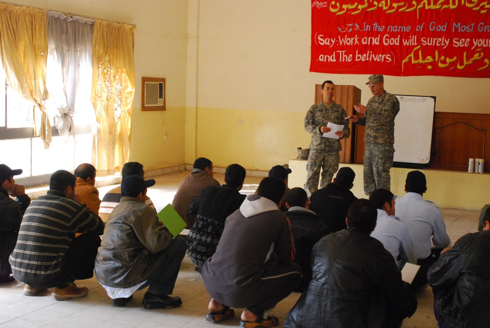 U.S. Soldier Trains Iraqi Police on Escalation of Force
