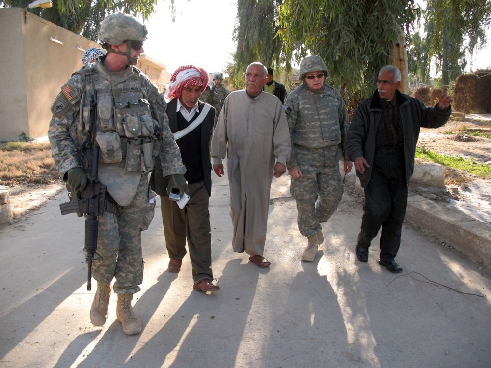 Army Major Leads Tour of Iraqi Hospital with Local Leaders