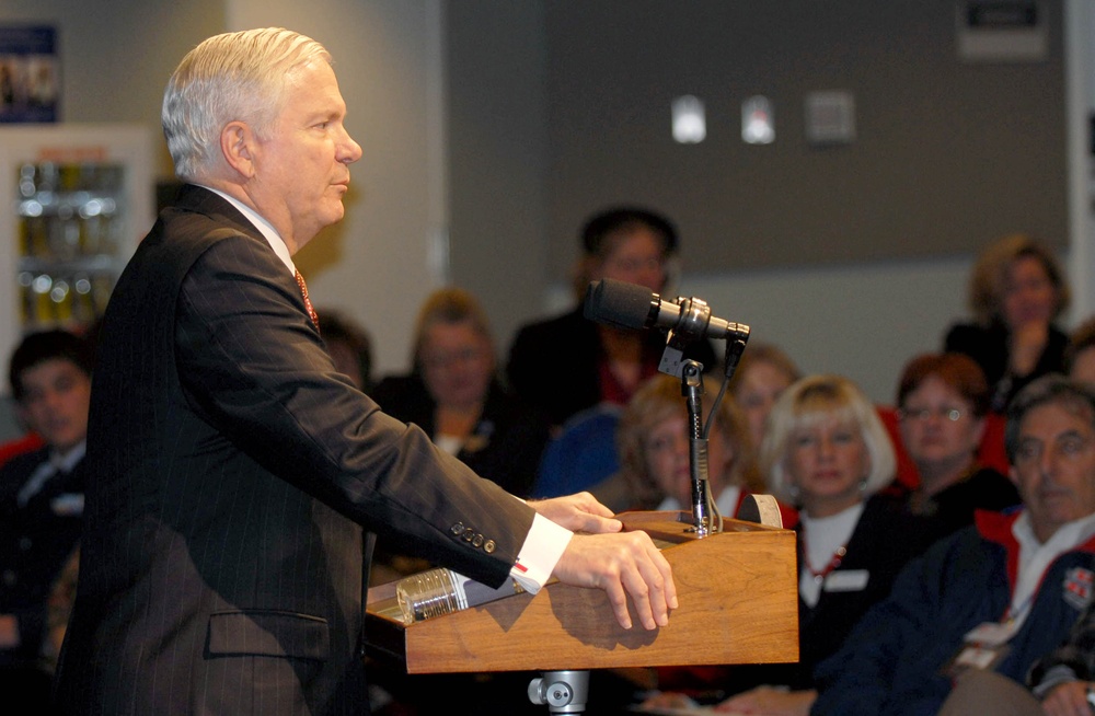 Gates Praises Troop Support Groups at Pentagon Summit