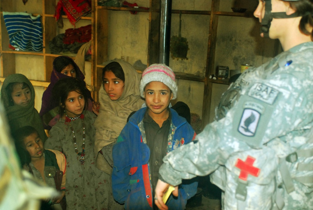 Army Medic Provides Medical Assistance to Afghan Children in Kunar Province