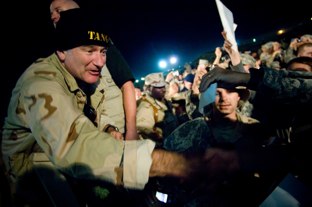 Robin Williams Entertains Troops at Camp Arifjan, Kuwait