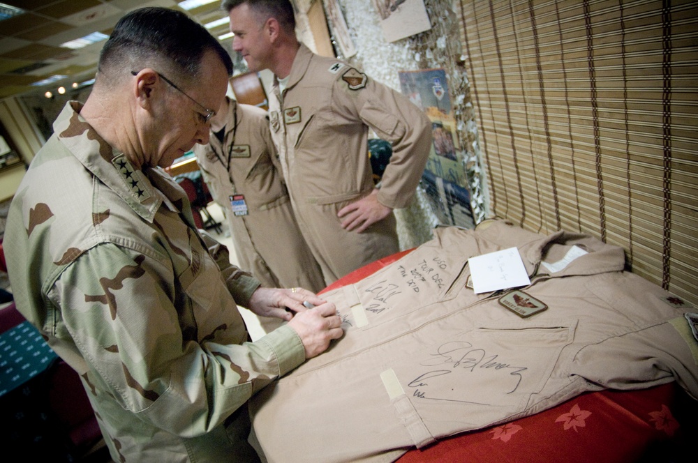 Mullen Spreads Holiday Cheer with USO Tour at Southwest Asia Air Base