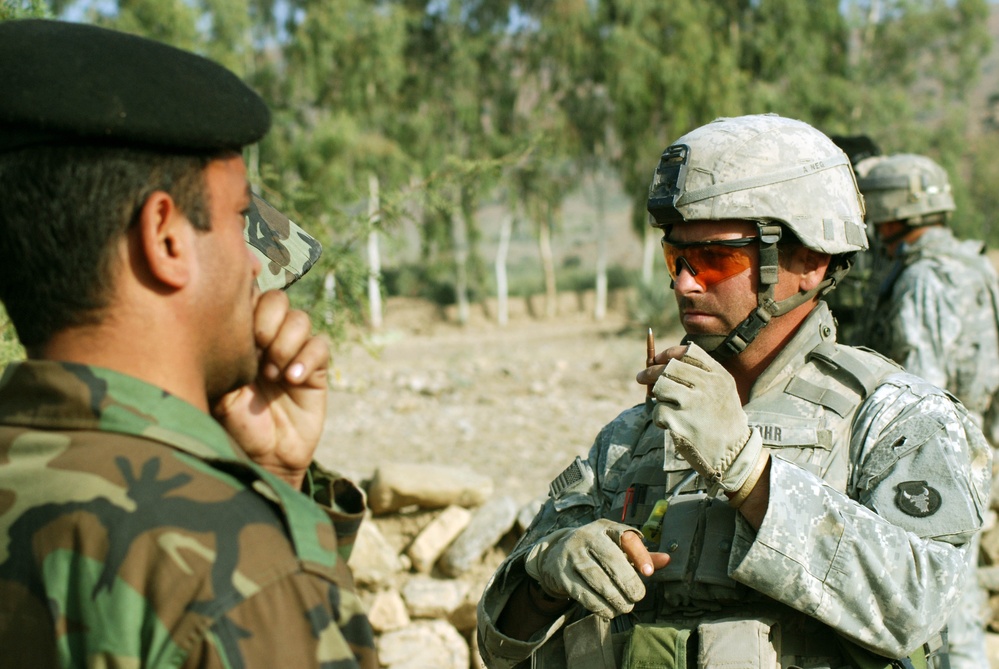 Iowa Soldier Trains Afghan Border Police on Machine Gun Marksmanship