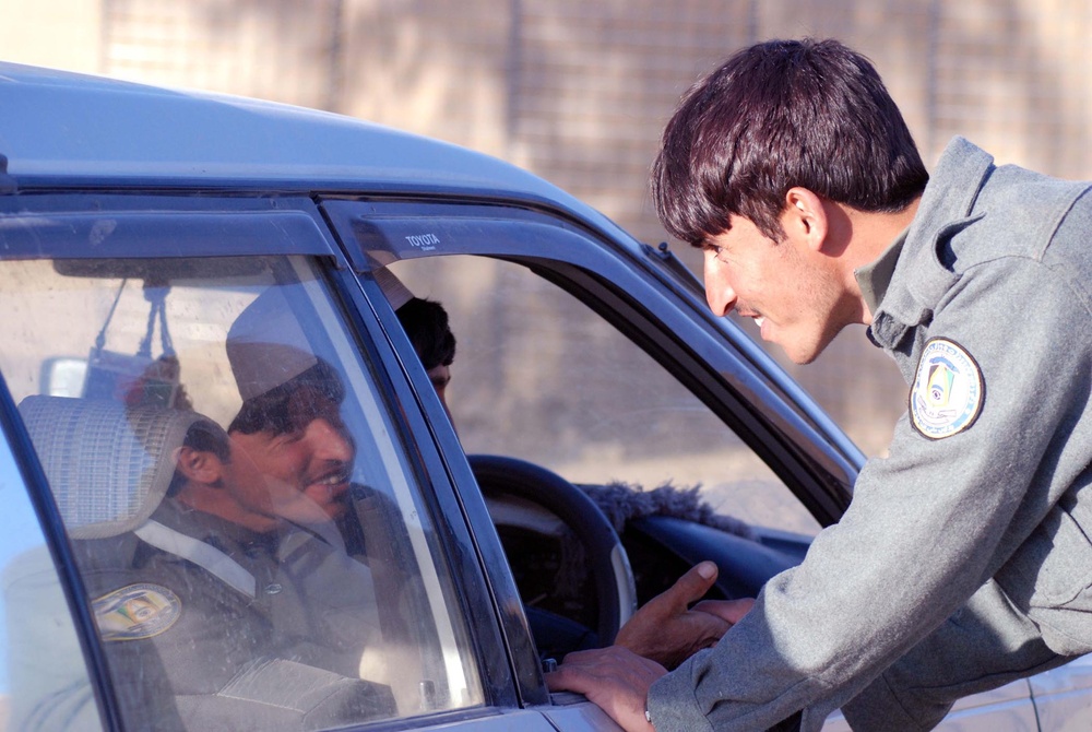 Afghan Border Police Strengthen Traffic Control at Border Crossing