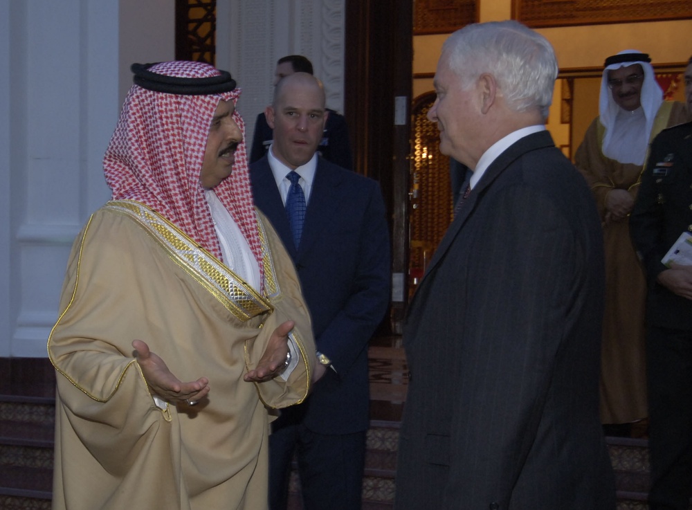 Defense Secretary Gates Meets with Bahrain Crown Prince