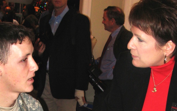 Wal-Mart Brings Holiday Cheer to Military Families Through &quot;Operation: Deck the Walls&quot;