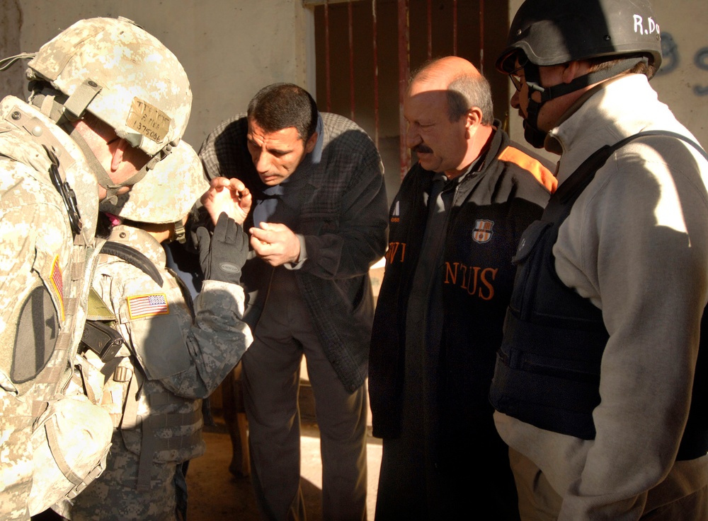 Army Lt. Col. and Agribusiness Coordinator Meet with Iraqi Date Farmer in Taji