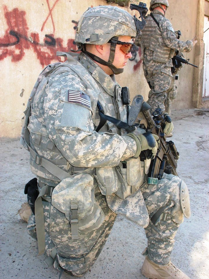 Soldiers Distribute Supplies at Iraqi School
