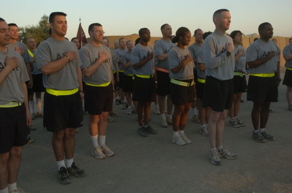 Soldiers Recite Pledge Before Army Birthday Run in Iraq