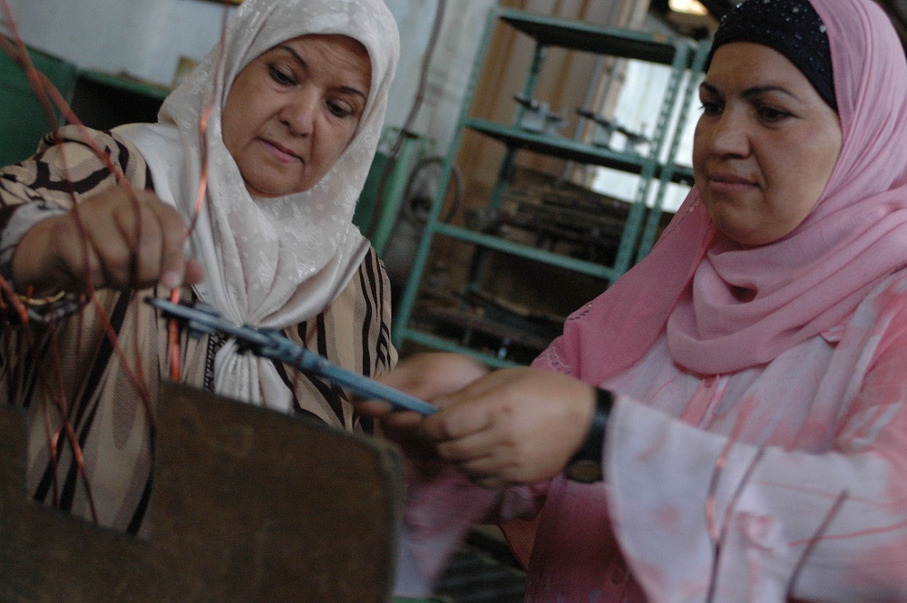 Women in Diyala Province Help Rebuild Iraq's Electrical Infrastructure