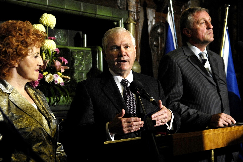 Gates Holds Press Conference with Czech Leaders in Prague