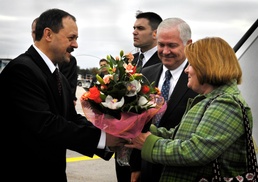 Gates Welcomed in Ukraine on Official Visit