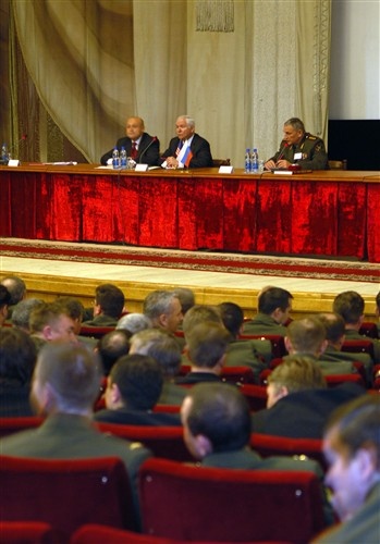 Gates Briefs Russian Military Leaders in Moscow