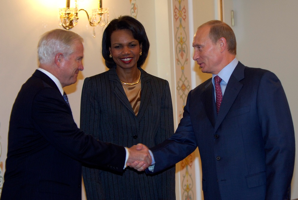 U.S. Defense Secretary Meets with Russian President in Moscow