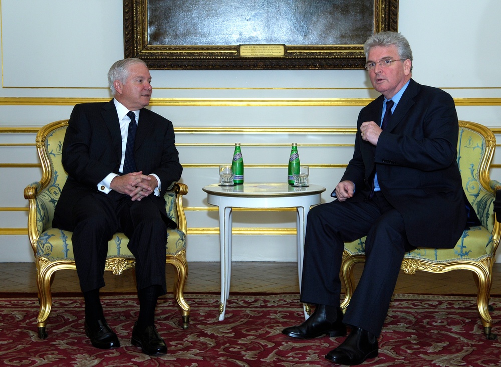 Defense Chiefs Meet in London to Discuss Security Issues