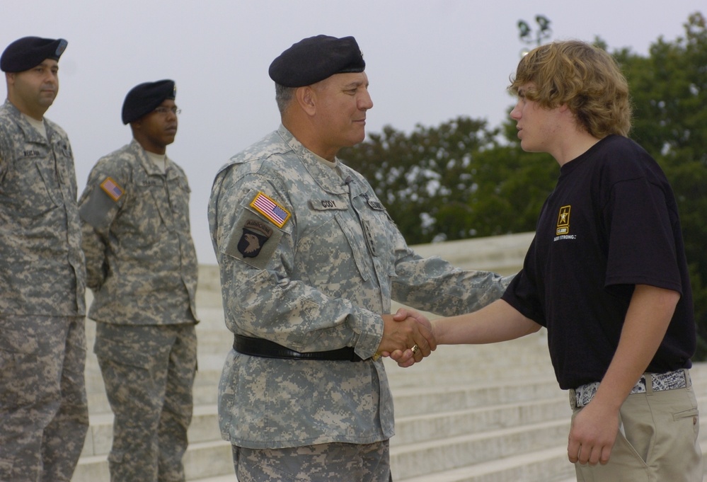 Army Vice Chief Welcomes New Recruit at Jefferson Memorial Ceremony
