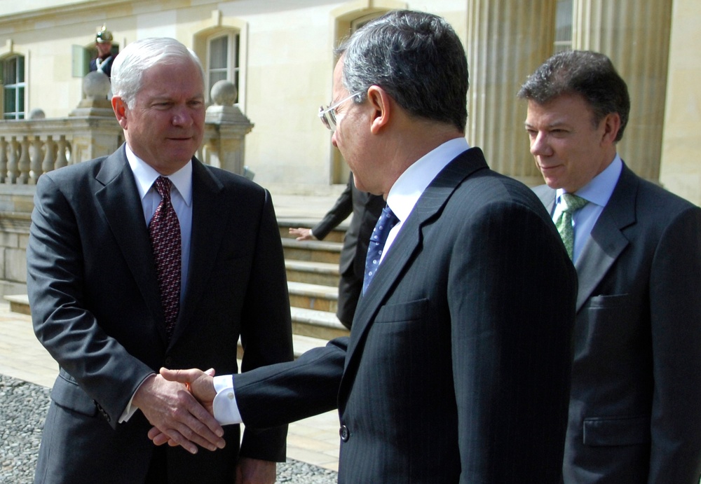 Defense Secretary Gates Meets with Colombian Leaders in Bogota