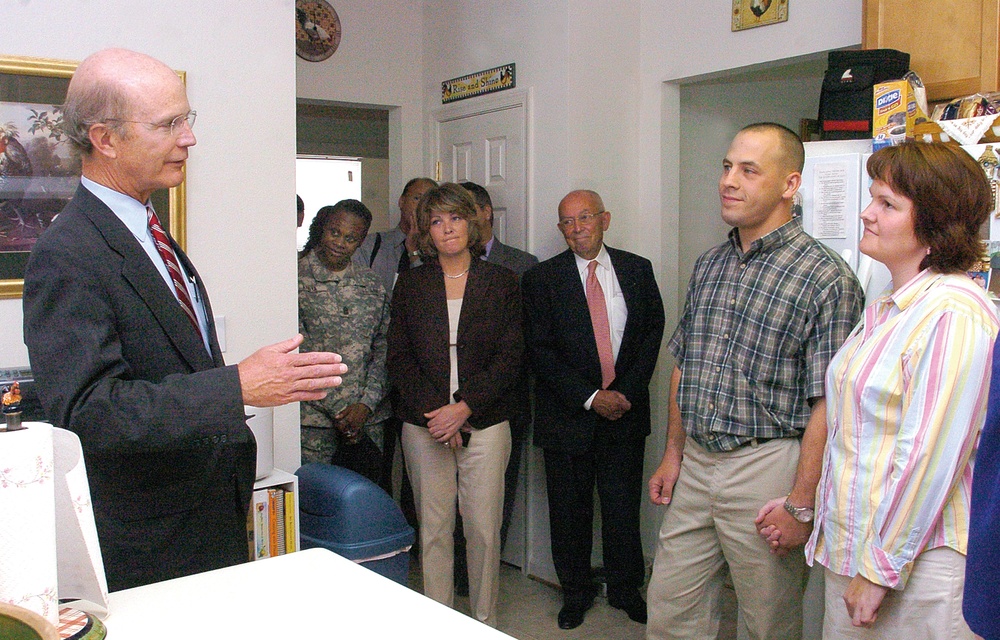 Army Secretary Meets with Fort Belvoir Residents