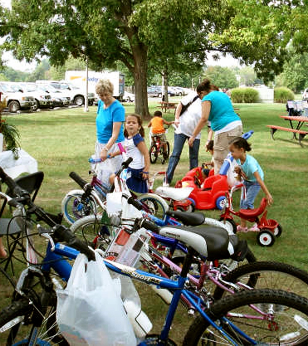 Deployed Families Enjoy Fun Day Hosted by USO and Military Exchange