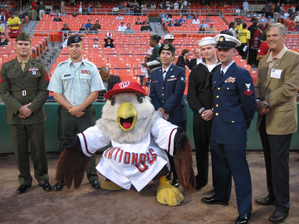 Service Members and USO CEO Pose with Nationals Mascot Screech