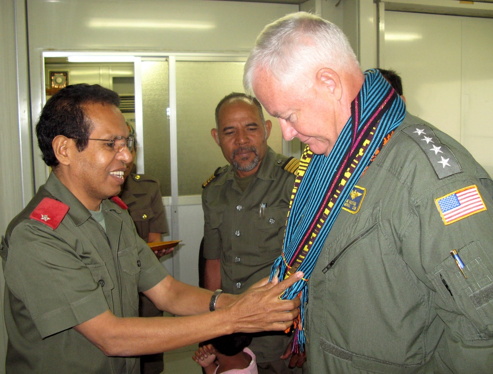 Timor-Leste Military Leader Presents Gift to U.S. Pacific Commander