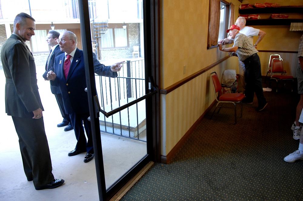 Iwo Jima Veterans Reunite with Joint Chiefs Chairman at 4th Marine Division Gathering