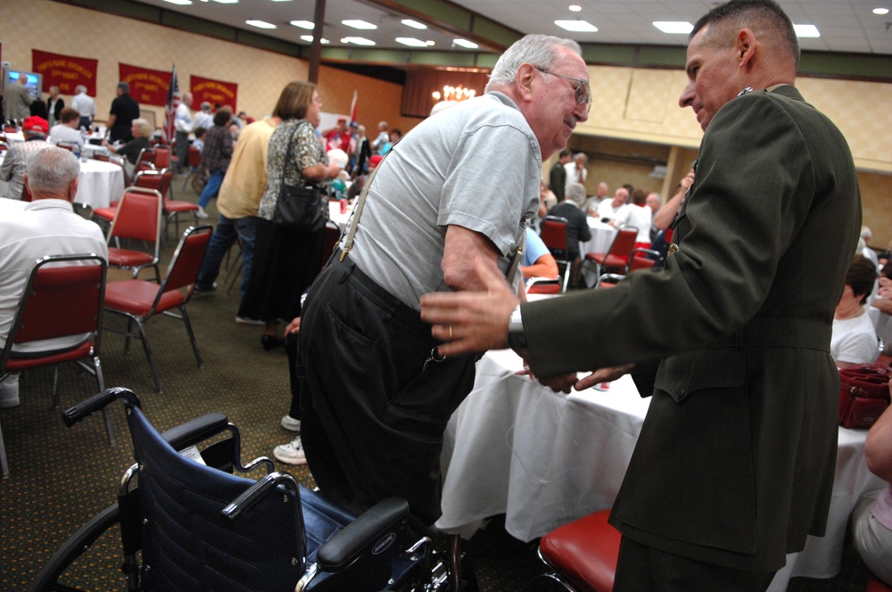 Marine Veteran Stands to Greet Joint Chiefs Chairman at Reunion