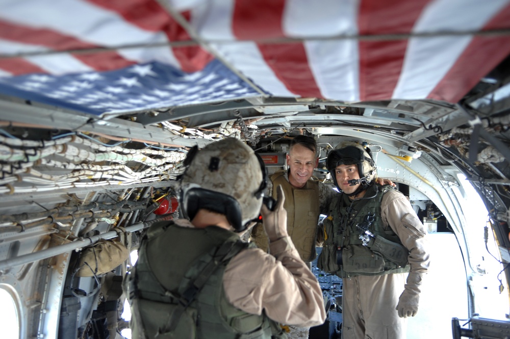 Gen. Pace Visits Marine Helicopter Crew in Fallujah