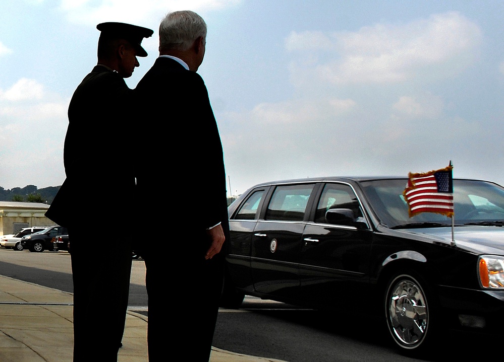 Pace and Gates Await President and Vice President at Pentagon