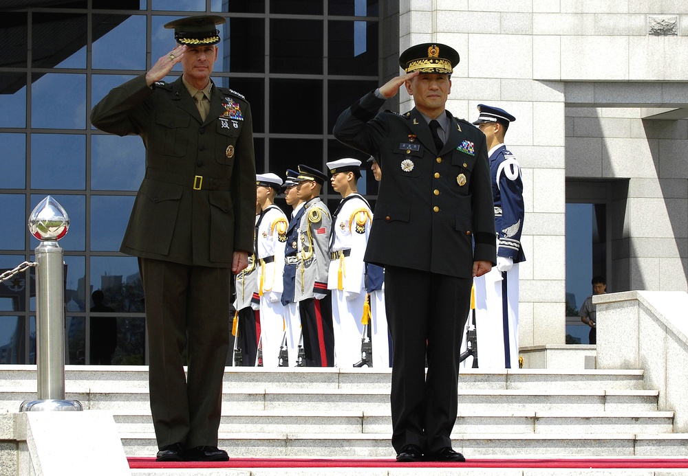 U.S. and South Korean Military Leaders Hold Ceremony in Seoul