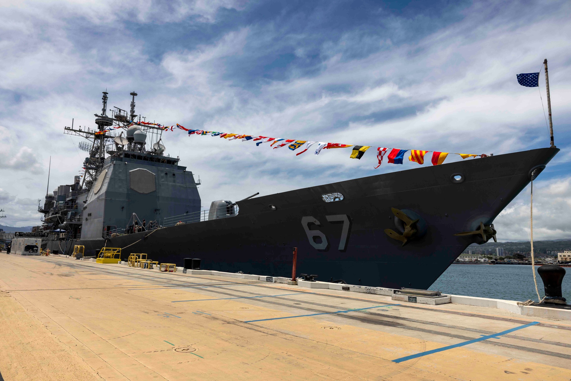DVIDS - Images - USS Shiloh (CG 67) Decorates for 4th of July