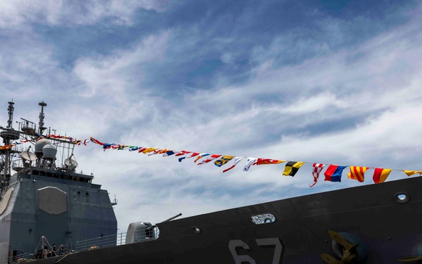 USS Shiloh (CG 67) Decorates for 4th of July Celebration