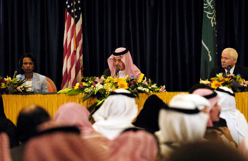 Rice, Gates Meet with Saudi Foreign Minister in Jeddah