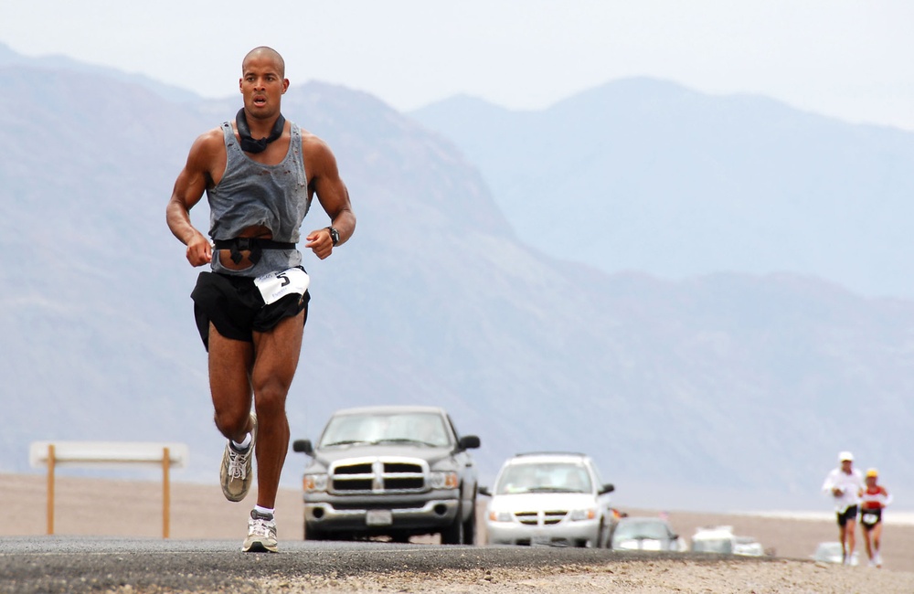 Navy Petty Officer Goggins Leads Pack in Death Valley Run