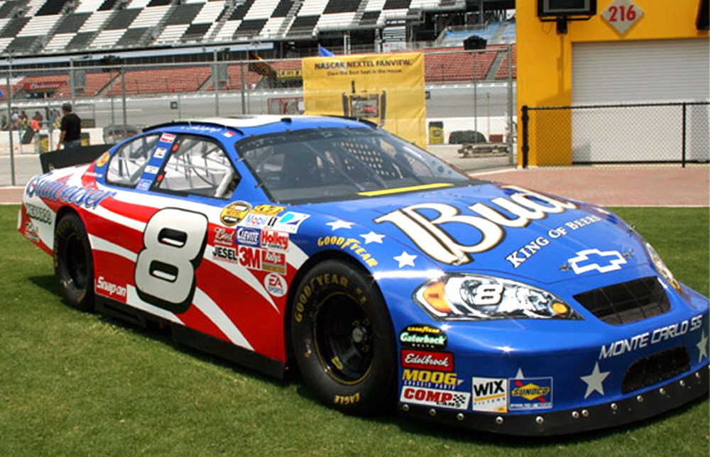 Dale Earnhardt Jr. Races &quot;Stars and Stripes&quot; Car to Honor Military at Daytona