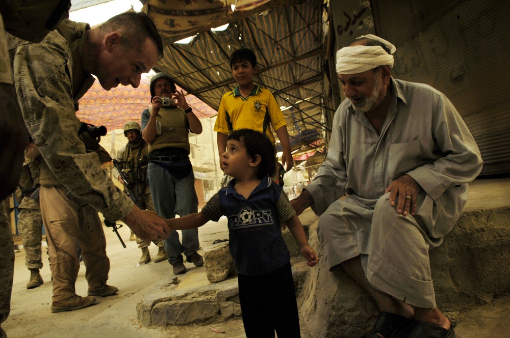 Top U.S. General Connects with Iraqi Civilians in Ramadi