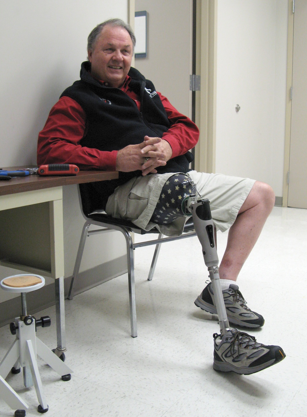 Amputee Veteran Visits Patients at Walter Reed