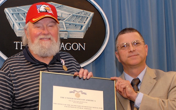 Pentagon Presents Charlie Daniels With Civilian Award