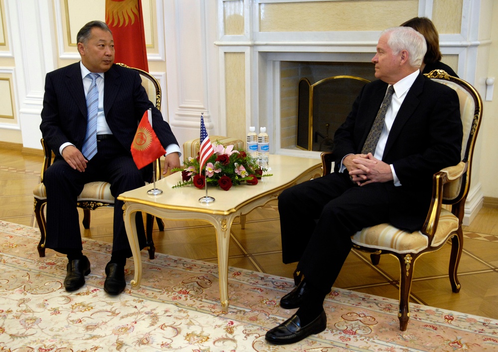 Defense Secretary Gates Meets with Kyrgyzstan President Bakiyev in Bishkek