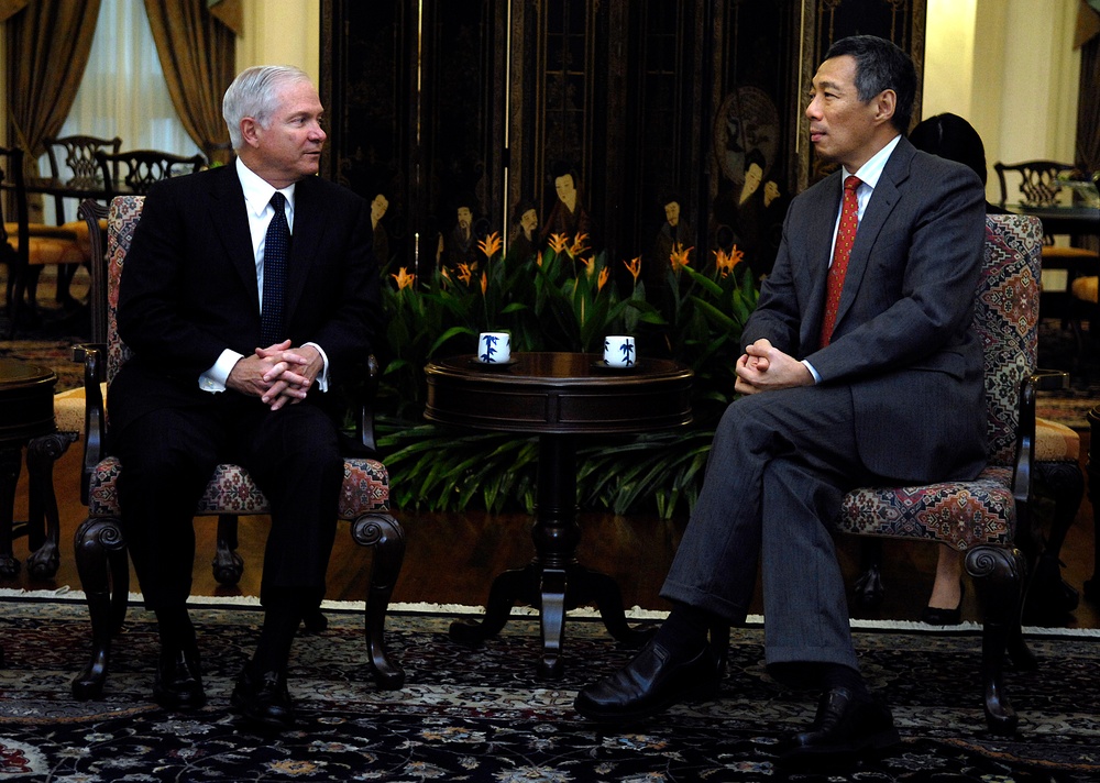 Defense Secretary Gates Meets with Singaporean PM in Singapore