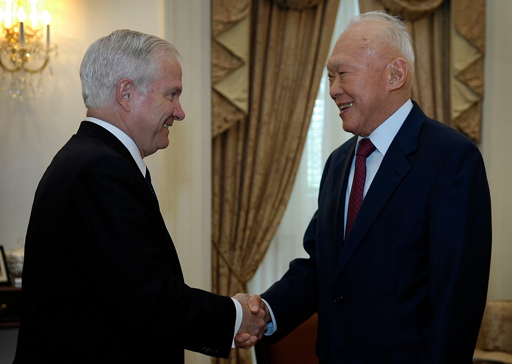 Defense Secretary Gates Meets with Singapore's Lee Kuan Yew at Asia Security Summit