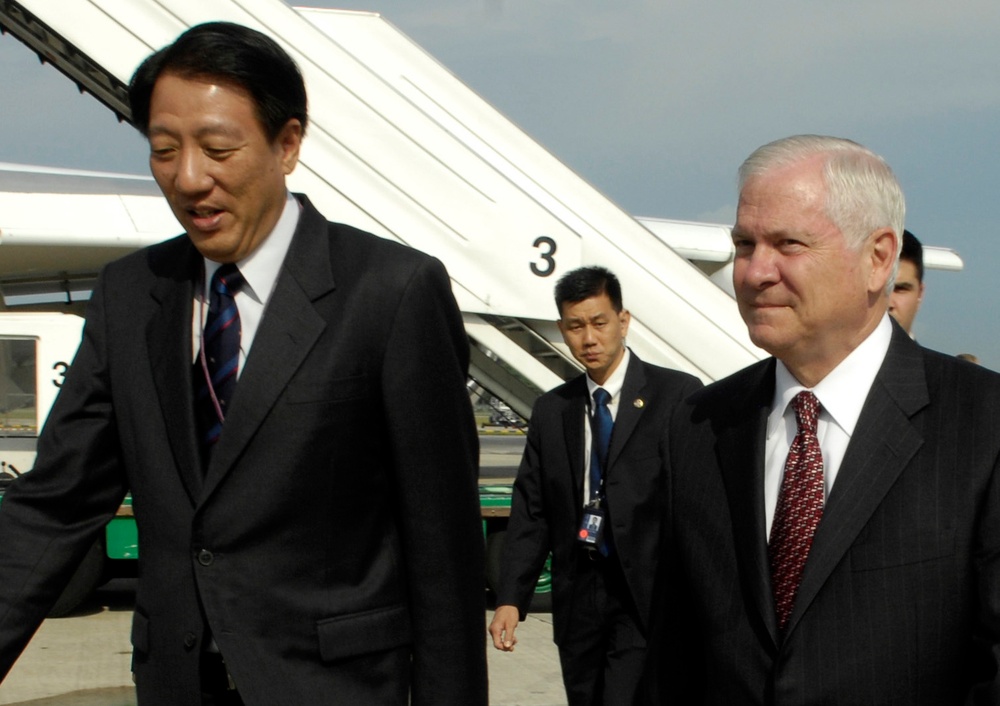 Gates Meets Singapore Defense Minister in Singapore Ahead of Security Conference