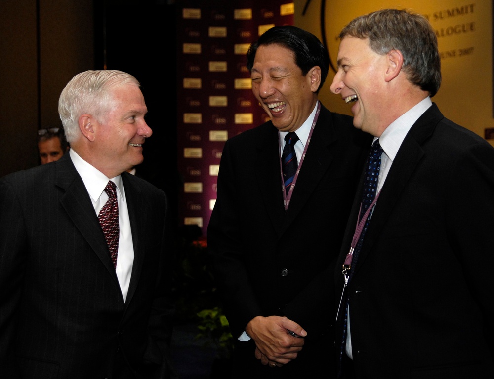 Gates Converses with Singapore Defense Minister at Shangri-La Dialogue